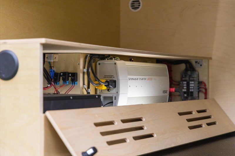 Caisson électrique avec équipement d'un van aménagé - Electrical cabinet with camper van equipment