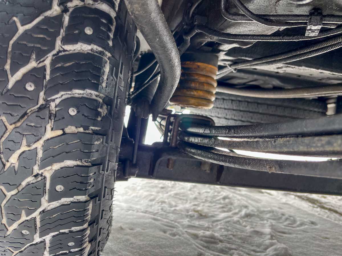 Sumo, ballons ou lames : quelle est la solution pour améliorer la suspension de votre van aménagé ?