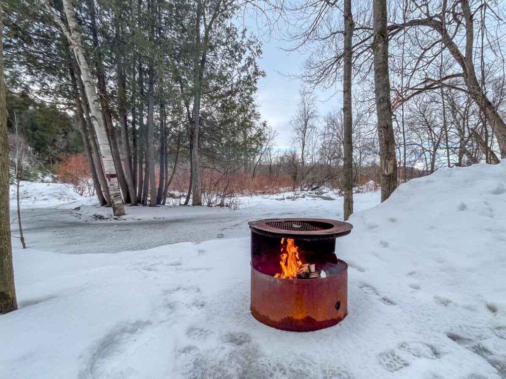 Petit feu de camp à l'extérieur en hiver - Small outdoor campfire in winter