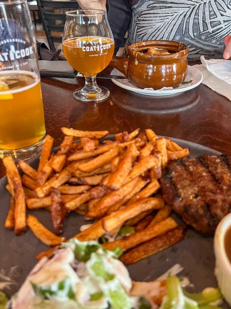 Un bon lunch à la microbrasserie Coaticook - A nice lunch at the Coaticook microbrewery