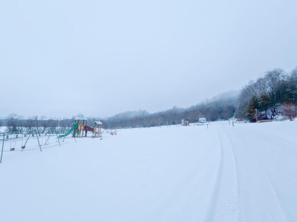 Vue sur la vallée de Coaticook sous la brume hivernale - View of the Coaticook valley under winter mist