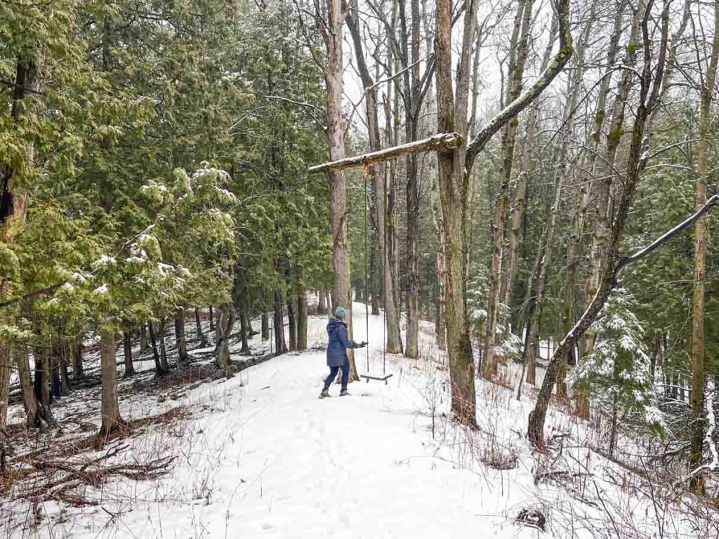 Balançoire en bois située dans un sentier à Coaticook - Wooden swing located on a trail in Coaticook